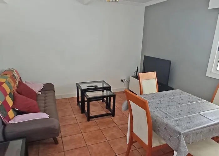 Casa Maximo En Vigo Con Patio Y Aparcamiento